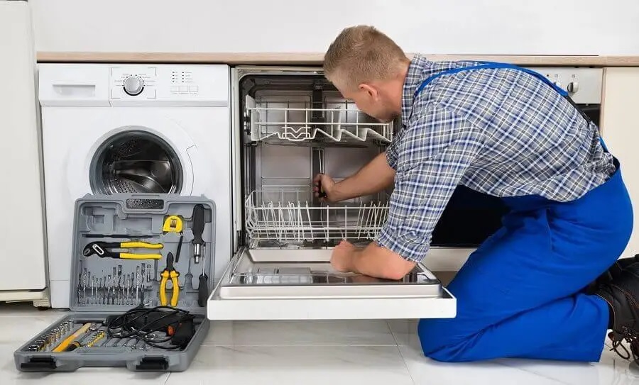 Bayındır Beko servisi teknisyen ekibi beyaz eşya tamiri yaparken